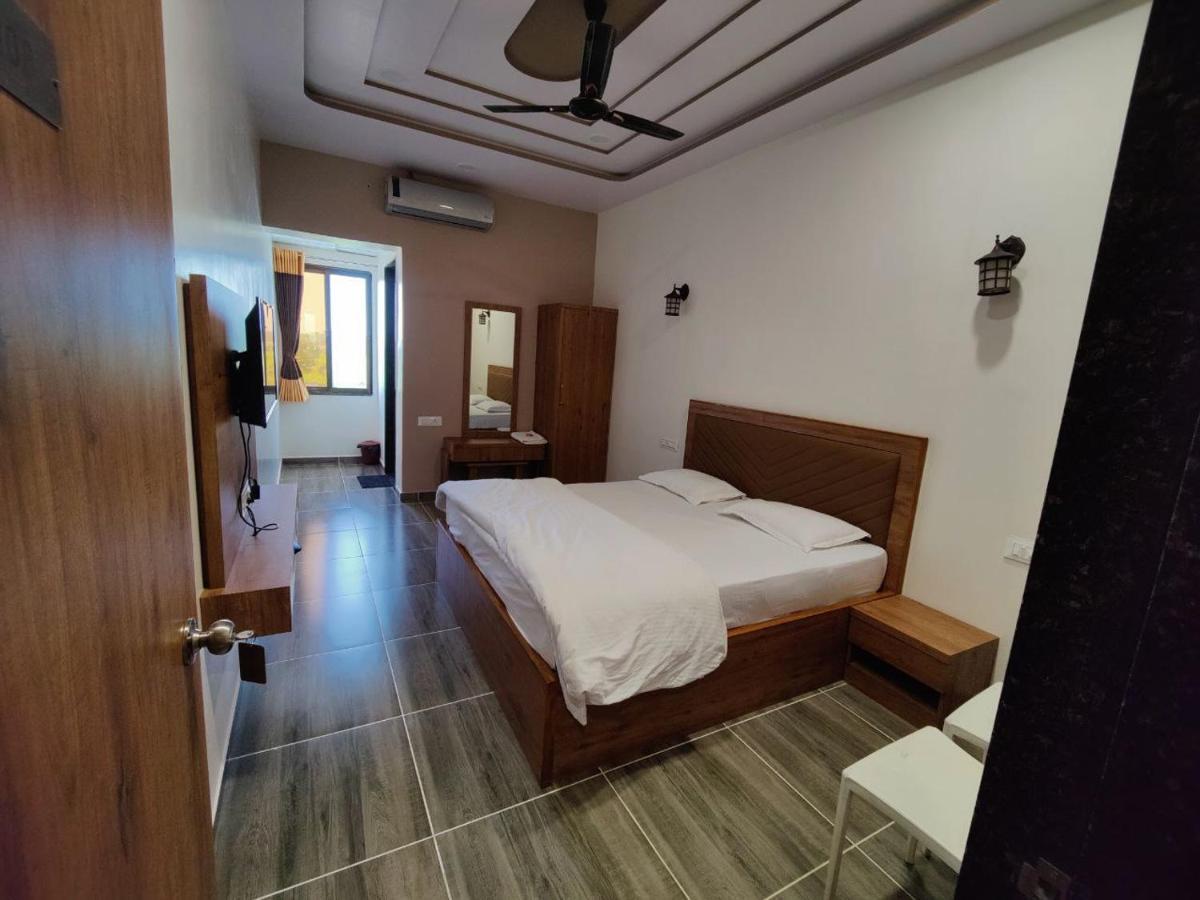 Hotel Nilkanth Navsari 외부 사진