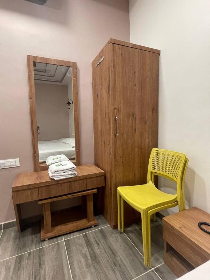 Hotel Nilkanth Navsari 외부 사진